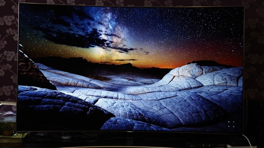 100% 的顯示色域及高對比的金屬量子 LED 特性 100% 的顯示色域及高對比的金屬量子 LED 特性