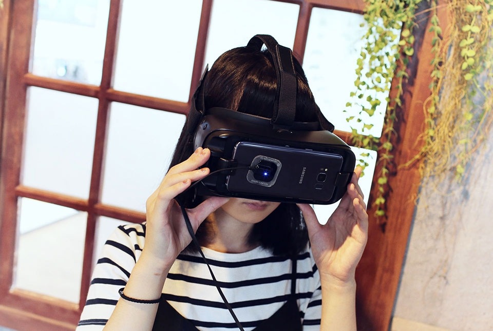除了靜態影像與影片呈現,展區也結合 VR 裝置,讓參觀者可以用更有趣的方式來貼近小農吳和南的生活。 除了靜態影像與影片呈現,展區也結合 VR 裝置,讓參觀者可以用更有趣的方式來貼近小農吳和南的生活。