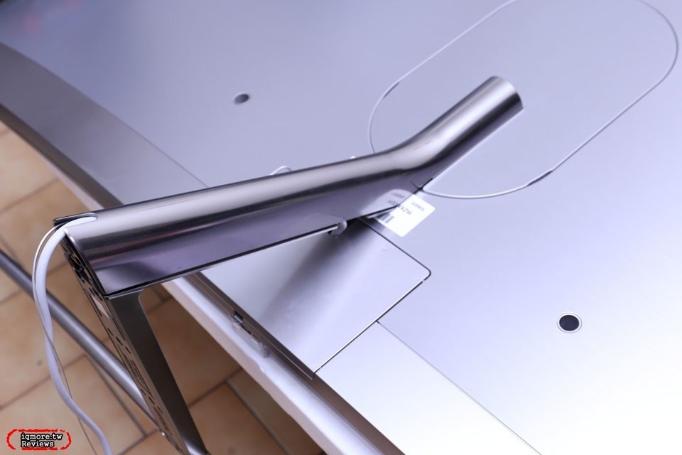 三星 QLED 量子電視的線材能隱藏到腳架內部 三星 QLED 量子電視的線材能隱藏到腳架內部