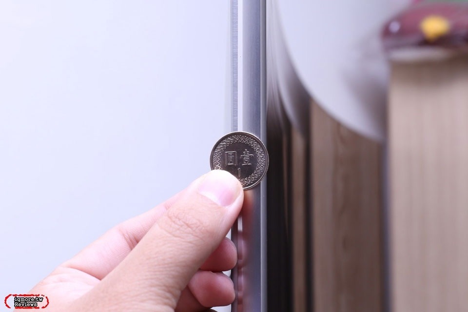 三星65吋 QLED 量子電視 Q8C 的厚度十分薄 三星65吋 QLED 量子電視 Q8C 的厚度十分薄