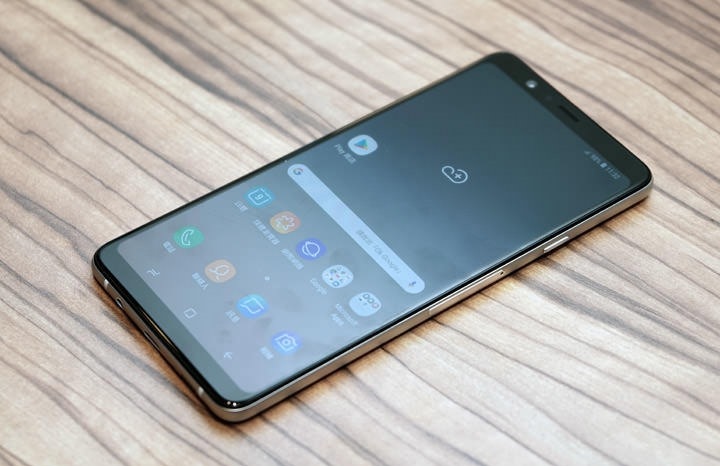 Galaxy A8 Star 的正面,採用的是 18.5:9 的全螢幕設計,螢幕佔比非常之高 Galaxy A8 Star 的正面,採用的是 18.5:9 的全螢幕設計,螢幕佔比非常之高