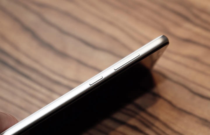 機身左側則是音量鍵與 Bixby 智慧助理鍵 機身左側則是音量鍵與 Bixby 智慧助理鍵