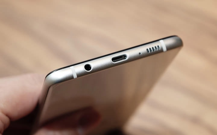 機身下側配置有 USB Type C埠、3.5mm 耳機麥克風孔、麥克風與揚聲器 機身下側配置有 USB Type C埠、3.5mm 耳機麥克風孔、麥克風與揚聲器