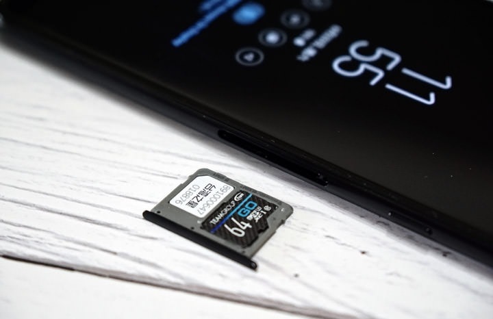 可搭配一張最大 256GB 的 microSD卡 可搭配一張最大 256GB 的 microSD卡