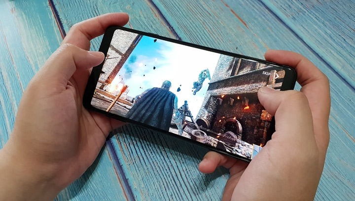 Galaxy A8 Star 的全螢幕設計,也十分適合用來看影片或玩遊戲哦! Galaxy A8 Star 的全螢幕設計,也十分適合用來看影片或玩遊戲哦!