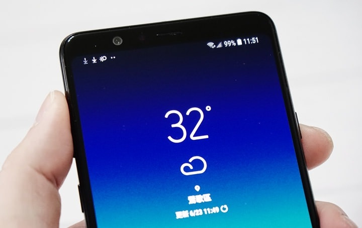 Galaxy A8 Star 具備了 2400萬畫素規格的前鏡頭,且內建有不少美顏機制,能讓我們拍出更好的氣色 Galaxy A8 Star 具備了 2400萬畫素規格的前鏡頭,且內建有不少美顏機制,能讓我們拍出更好的氣色