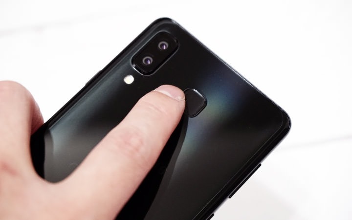 Galaxy A8 Star 機身背面靠近上側的地方,設置有指紋辨識器,可讓我們註冊指紋,並用作手機解鎖 Galaxy A8 Star 機身背面靠近上側的地方,設置有指紋辨識器,可讓我們註冊指紋,並用作手機解鎖