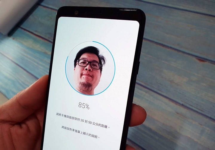 註冊臉部時,只需要將臉部對準畫面的圓圈處數秒,即可完成註冊 註冊臉部時,只需要將臉部對準畫面的圓圈處數秒,即可完成註冊