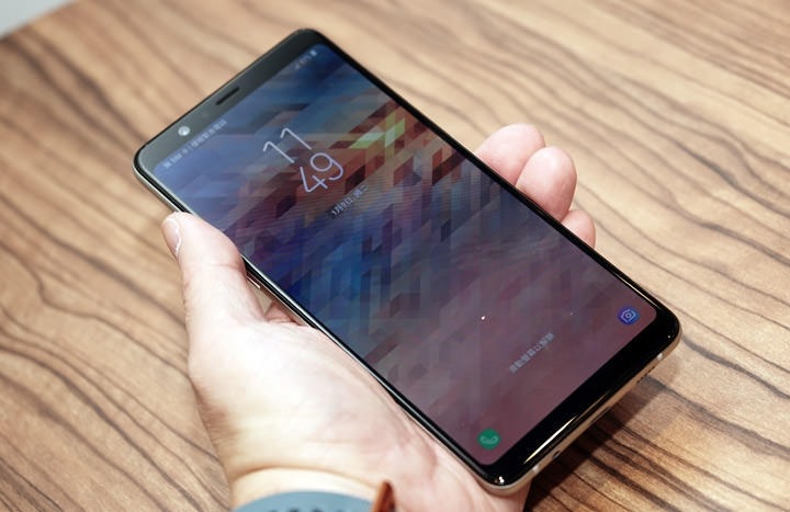 雖然 Galaxy A8 Star 有 6.3 吋的超大螢幕,但拜 18.5:9 全螢幕設計,我們也能輕鬆一手掌握手機機身 雖然 Galaxy A8 Star 有 6.3 吋的超大螢幕,但拜 18.5:9 全螢幕設計,我們也能輕鬆一手掌握手機機身
