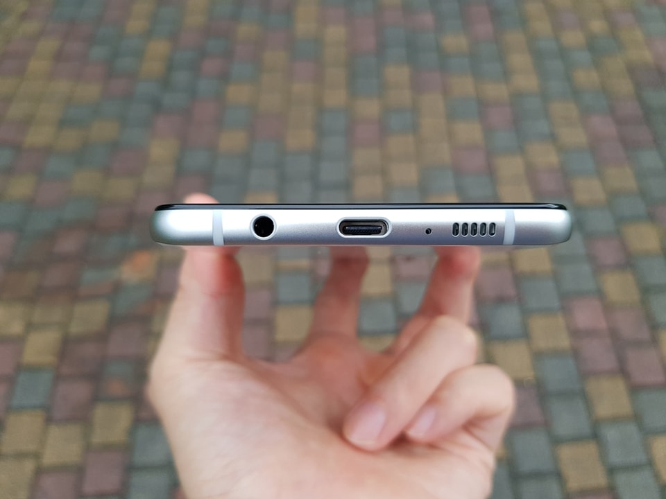 底部使用 USB Type-C 充電傳輸介面,保留3.5mm耳機孔 底部使用 USB Type-C 充電傳輸介面,保留3.5mm耳機孔