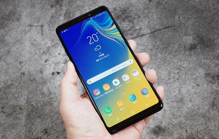 Galaxy A9 雖然螢幕有 6.3 吋大,但機身設計狹長,因此握在手中的感覺非常舒適。 Galaxy A9 雖然螢幕有 6.3 吋大,但機身設計狹長,因此握在手中的感覺非常舒適。