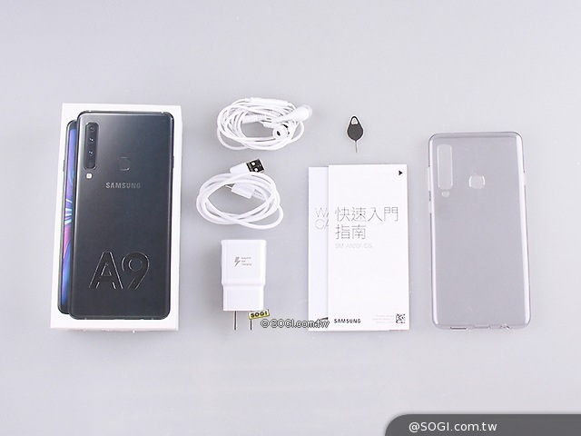 SAMSUNG Galaxy A9 (2018) 盒裝內附有 USB Type-C 傳輸線、充電器、耳機、SIM 卡針、入門指南與 TPU 保護套。 SAMSUNG Galaxy A9 (2018) 盒裝內附有 USB Type-C 傳輸線、充電器、耳機、SIM 卡針、入門指南與 TPU 保護套。