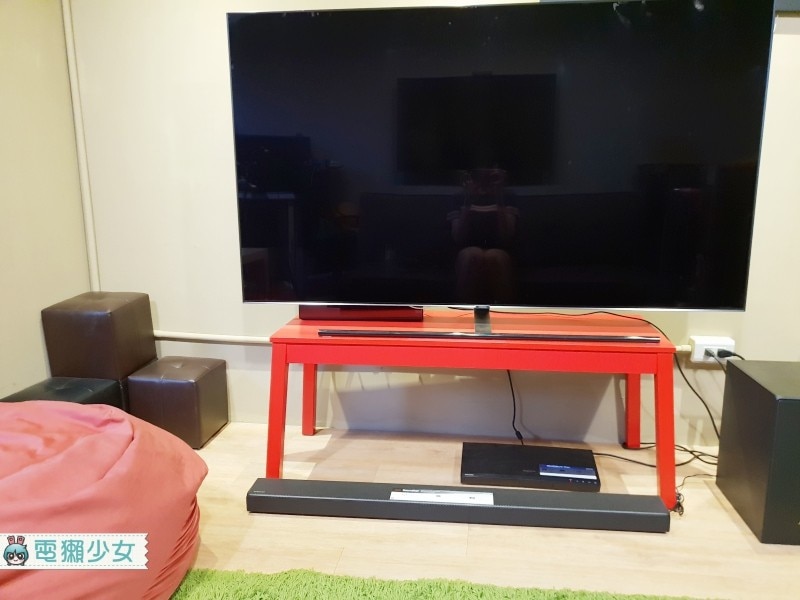 放置於2018 Q9F QLED TV下方的美型集線器 放置於2018 Q9F QLED TV下方的美型集線器