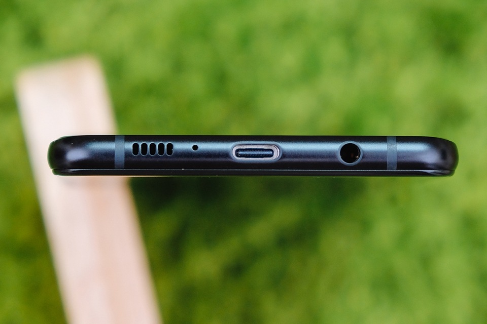 下方為喇叭、降噪麥克風、USB Type-C 連接埠以及 3.5mm 耳麥孔。 下方為喇叭、降噪麥克風、USB Type-C 連接埠以及 3.5mm 耳麥孔。