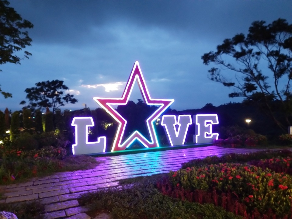 至於較昏暗的場景或是夜拍部份,有著 F1.7 大光圈的加持下,還是有非常不錯的表現。 至於較昏暗的場景或是夜拍部份,有著 F1.7 大光圈的加持下,還是有非常不錯的表現。