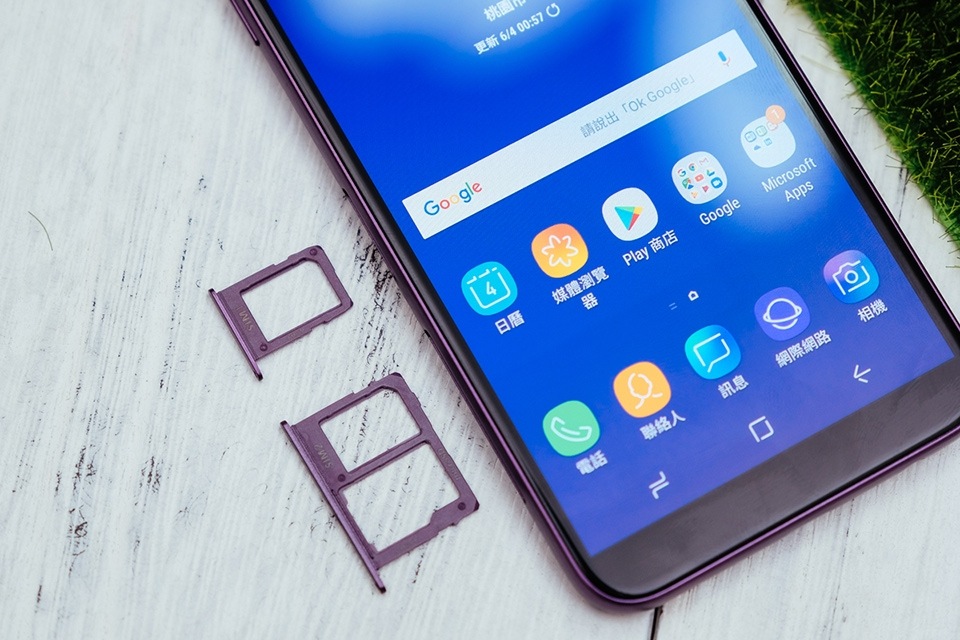 Galaxy J6 SIM1 獨立一槽,SIM 2 與 microSD 同一卡槽 Galaxy J6 SIM1 獨立一槽,SIM 2 與 microSD 同一卡槽