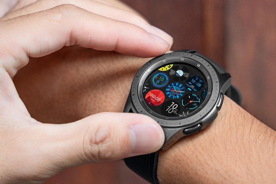 ◎ Galaxy Watch金屬質感的潮流外型下,可切換多樣風格錶面,無論是上班、運動或休閒都能依個人風格隨意變換,是你最佳的百變穿搭飾品。 ◎ Galaxy Watch金屬質感的潮流外型下,可切換多樣風格錶面,無論是上班、運動或休閒都能依個人風格隨意變換,是你最佳的百變穿搭飾品。