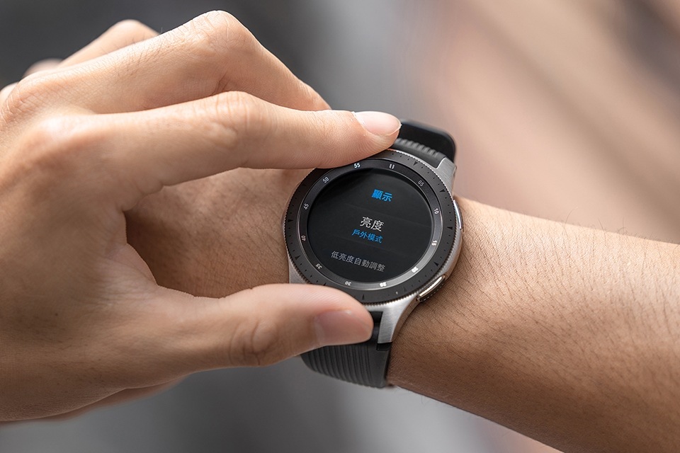 ◎ Galaxy Watch可自由調整錶面亮度,在室外運動只需調整為戶外模式便可輕鬆掌握運動及生活中的各項即時資訊。 ◎ Galaxy Watch可自由調整錶面亮度,在室外運動只需調整為戶外模式便可輕鬆掌握運動及生活中的各項即時資訊。