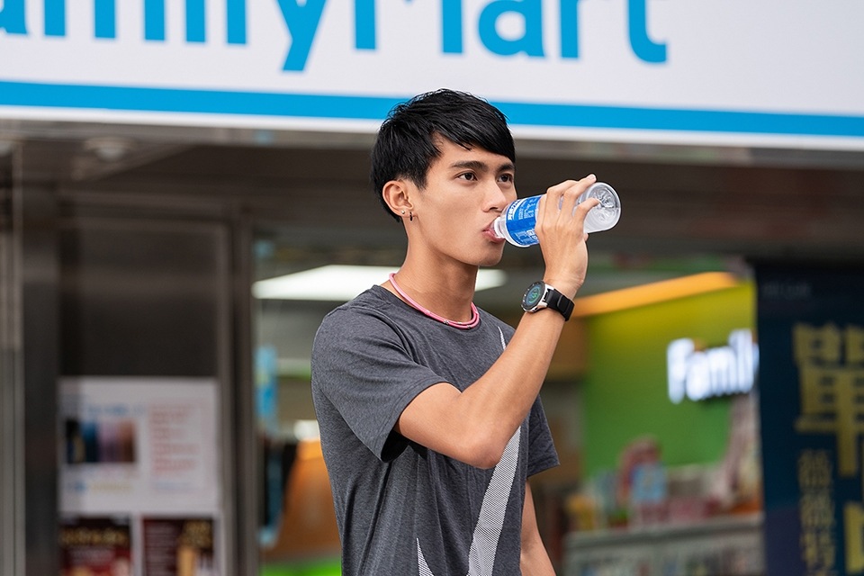 ◎ 從事中強度以上的運動除了電解質的補充,更要把握運動後30分鐘內攝取碳水化合物及蛋白質,可以讓身體更快速的吸收養份達到增肌效果。 ◎ 從事中強度以上的運動除了電解質的補充,更要把握運動後30分鐘內攝取碳水化合物及蛋白質,可以讓身體更快速的吸收養份達到增肌效果。