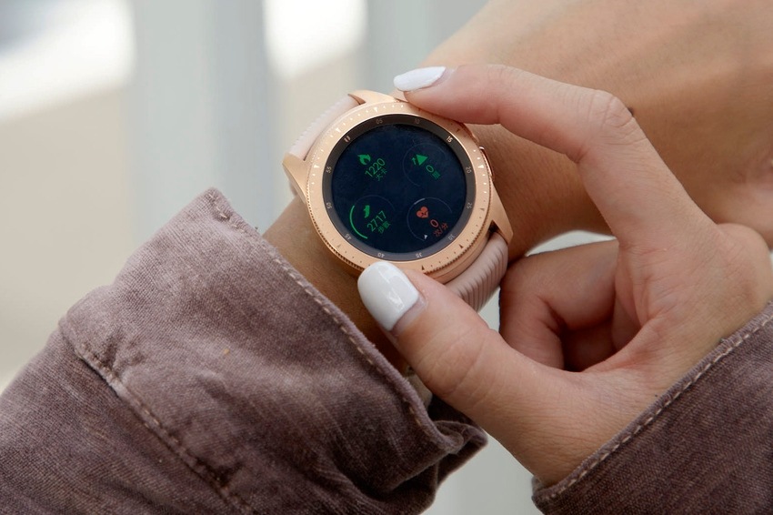 Galaxy Watch搭配康寧 Gorilla Glass DX+ 大猩猩玻璃,具備優異的抗刮傷和抗反射性能,讓Julia攀岩時更能得心應手。 Galaxy Watch搭配康寧 Gorilla Glass DX+ 大猩猩玻璃,具備優異的抗刮傷和抗反射性能,讓Julia攀岩時更能得心應手。