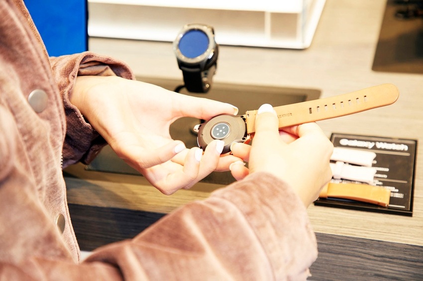 Galaxy Watch可以輕鬆更換錶帶,原有的輕巧矽膠錶帶或是任何20mm及22mm 的錶帶均適用於對應錶款 Galaxy Watch可以輕鬆更換錶帶,原有的輕巧矽膠錶帶或是任何20mm及22mm 的錶帶均適用於對應錶款