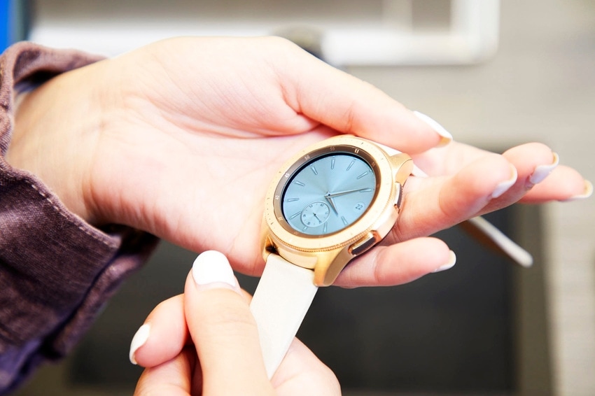 Galaxy Watch可以輕鬆更換錶帶,原有的輕巧矽膠錶帶或是任何20mm及22mm 的錶帶均適用於對應錶款 Galaxy Watch可以輕鬆更換錶帶,原有的輕巧矽膠錶帶或是任何20mm及22mm 的錶帶均適用於對應錶款