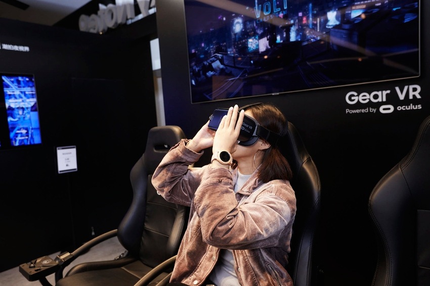 戴上Gear VR,坐上4D動感座椅,瞬間置身於栩栩如生的街道場景,立刻展開一場令人血脈噴張的城市飛車之旅。 戴上Gear VR,坐上4D動感座椅,瞬間置身於栩栩如生的街道場景,立刻展開一場令人血脈噴張的城市飛車之旅。