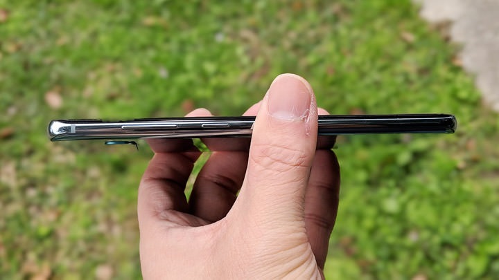 圖:機身左側的音量鍵與 Bixby 鍵。 圖:機身左側的音量鍵與 Bixby 鍵。