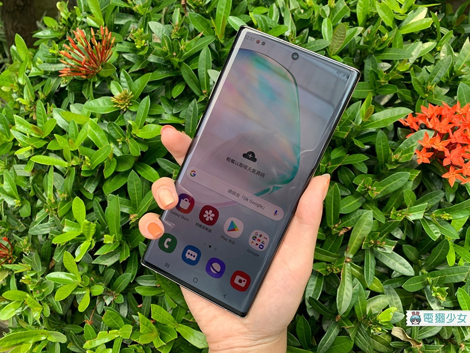 以我手上的Note10+來說,我覺得它其實有比我原先預想的還要更好拿,而且真的很薄,僅有7.9mm,按鍵位置也都算適中 以我手上的Note10+來說,我覺得它其實有比我原先預想的還要更好拿,而且真的很薄,僅有7.9mm,按鍵位置也都算適中