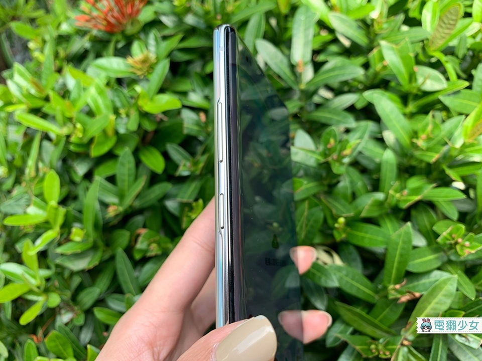 這次所有的實體按鍵都移到了機身左側 這次所有的實體按鍵都移到了機身左側