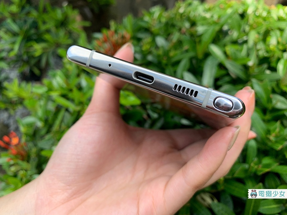 底部則有Type-C接孔、S Pen、喇叭跟麥克風,然後3.5mm耳機孔真的取消啦 底部則有Type-C接孔、S Pen、喇叭跟麥克風,然後3.5mm耳機孔真的取消啦
