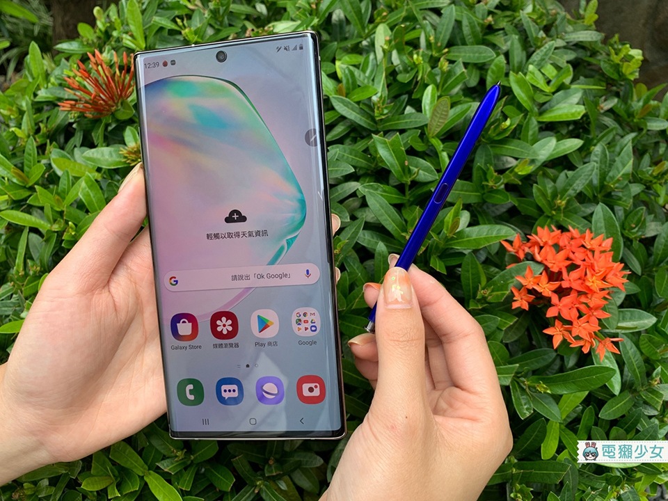 這次Note10系列新機的S Pen一樣採用低功耗藍牙,待機時間可長達十小時,並加入了六軸感應器,可以更精準的追蹤手部動作,也做了許多功能升級 這次Note10系列新機的S Pen一樣採用低功耗藍牙,待機時間可長達十小時,並加入了六軸感應器,可以更精準的追蹤手部動作,也做了許多功能升級