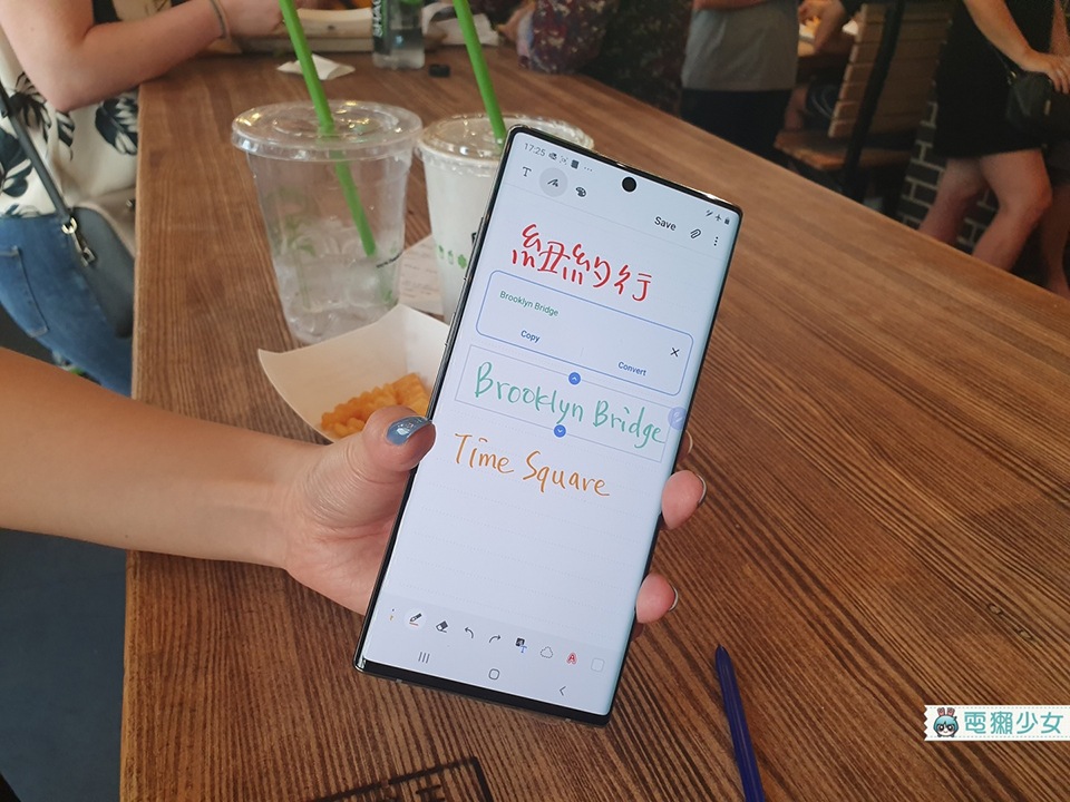 現在只要開啟Samsung Notes App,在寫好的字上面點一下,接著按下「轉換」 (convert),它就會在辨識後自動轉換成文字檔 現在只要開啟Samsung Notes App,在寫好的字上面點一下,接著按下「轉換」 (convert),它就會在辨識後自動轉換成文字檔