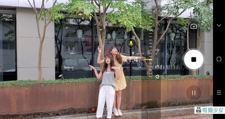另一個也頗為實用的拍攝功能就是「遠距焦點收音」,當你在錄影的時候Zoom in畫面,你會發現畫面上出現了一個小麥克風,那就代表它同時也在幫你放大收音效果唷 另一個也頗為實用的拍攝功能就是「遠距焦點收音」,當你在錄影的時候Zoom in畫面,你會發現畫面上出現了一個小麥克風,那就代表它同時也在幫你放大收音效果唷