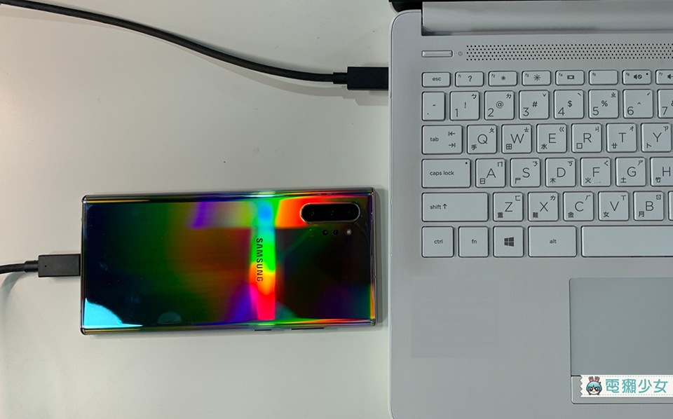 現在在Note10系列手機上,更是僅需要一條Type-C線,就可以輕鬆的將手機連接到電腦來做跨裝置使用囉~而且三星也與微軟攜手合作,讓Note10系列只要連接電腦後就能使用Windows,並支援Windows 7、Windows 10 (當然macOS也有支援) 現在在Note10系列手機上,更是僅需要一條Type-C線,就可以輕鬆的將手機連接到電腦來做跨裝置使用囉~而且三星也與微軟攜手合作,讓Note10系列只要連接電腦後就能使用Windows,並支援Windows 7、Windows 10 (當然macOS也有支援)