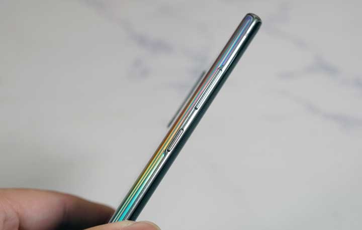 圖:Note10+ 的機身左側可看到音量鍵與「側鍵」,而這個「側鍵」其實就是整合了電源鍵與 Bixby 鍵的功能,而這個改變可能會讓很多三星老用戶不習慣,拿到手機時可能要再適應一下唷! 圖:Note10+ 的機身左側可看到音量鍵與「側鍵」,而這個「側鍵」其實就是整合了電源鍵與 Bixby 鍵的功能,而這個改變可能會讓很多三星老用戶不習慣,拿到手機時可能要再適應一下唷!