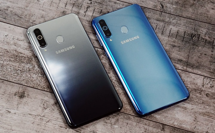 圖:Galaxy A8s 機身背面採用了單色漸層的特殊設計,在不同光線照射下的視覺效果更豐富,維持了 Galaxy A 系列一貫時尚感十足的風格。 圖:Galaxy A8s 機身背面採用了單色漸層的特殊設計,在不同光線照射下的視覺效果更豐富,維持了 Galaxy A 系列一貫時尚感十足的風格。