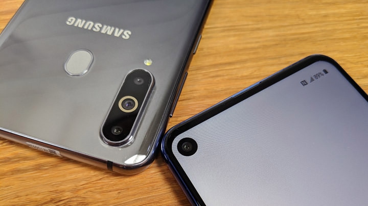 圖:Galaxy A8s 最大的賣點就是全球首創的「O 極限全螢幕」設計,在螢幕左上角有一個嵌入前鏡頭的開孔設計,也因為如此讓這款手機的螢幕佔比能夠達到 91.56% 的水準。另外在主相機部份,Galaxy A8s 也採用了三鏡頭設計,有著一定水準的拍照效果。 圖:Galaxy A8s 最大的賣點就是全球首創的「O 極限全螢幕」設計,在螢幕左上角有一個嵌入前鏡頭的開孔設計,也因為如此讓這款手機的螢幕佔比能夠達到 91.56% 的水準。另外在主相機部份,Galaxy A8s 也採用了三鏡頭設計,有著一定水準的拍照效果。