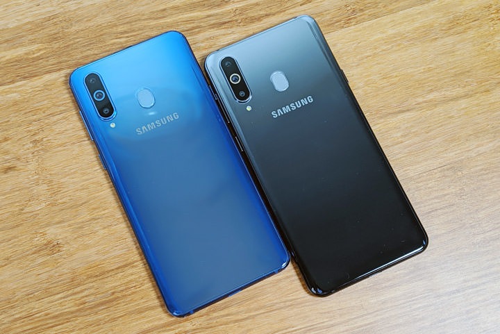 圖:Galaxy A8s 此次推出了漸層藍(圖左)與漸層黑(圖右)兩種不同的顏色,外觀設計的特色相當鮮明且具辨識度。 圖:Galaxy A8s 此次推出了漸層藍(圖左)與漸層黑(圖右)兩種不同的顏色,外觀設計的特色相當鮮明且具辨識度。