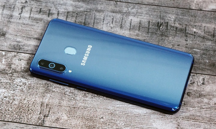 圖:Galaxy A8s 的機身背面可看到縱向排列的三鏡頭設計,另外鏡頭下方也有獨立的補光燈,右方則為後置指紋辨識器。 圖:Galaxy A8s 的機身背面可看到縱向排列的三鏡頭設計,另外鏡頭下方也有獨立的補光燈,右方則為後置指紋辨識器。