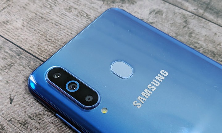 圖:Galaxy A8s 主相機採標準廣角、2x 望遠與景深三種不同鏡頭架構而成,主相機整體略為凸出於機身背面。 圖:Galaxy A8s 主相機採標準廣角、2x 望遠與景深三種不同鏡頭架構而成,主相機整體略為凸出於機身背面。