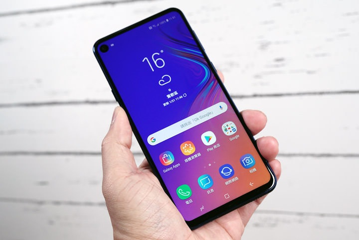 圖:Galaxy A8s 的螢幕採用了 19.5:9 的特殊比例,機身更為狹長,機身左上角的開孔設計在預設的主題下其實違和感不會太多,反倒大家第一眼會更為注意到 Galaxy A8s 極高的螢幕佔比與窄邊框設計。 圖:Galaxy A8s 的螢幕採用了 19.5:9 的特殊比例,機身更為狹長,機身左上角的開孔設計在預設的主題下其實違和感不會太多,反倒大家第一眼會更為注意到 Galaxy A8s 極高的螢幕佔比與窄邊框設計。