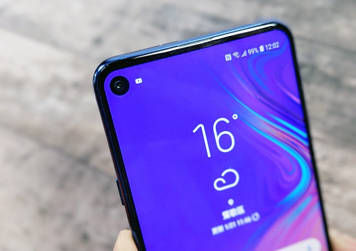 圖:特寫一下 Galaxy A8s 前鏡頭的開孔部位,可以看到手機的 UI 有特別調整過,因此不用擔心系統列的更新資訊會被這個開孔遮蔽住。也因為 Galaxy A8s 的「O 極限全螢幕」開口設計解決了前鏡頭置放的問題,再加上隱藏於邊框的聽筒於其他感測器置於螢幕下方,讓 Galaxy A8s 的額頭相當平整,沒有瀏海屏的視覺干擾。 圖:特寫一下 Galaxy A8s 前鏡頭的開孔部位,可以看到手機的 UI 有特別調整過,因此不用擔心系統列的更新資訊會被這個開孔遮蔽住。也因為 Galaxy A8s 的「O 極限全螢幕」開口設計解決了前鏡頭置放的問題,再加上隱藏於邊框的聽筒於其他感測器置於螢幕下方,讓 Galaxy A8s 的額頭相當平整,沒有瀏海屏的視覺干擾。