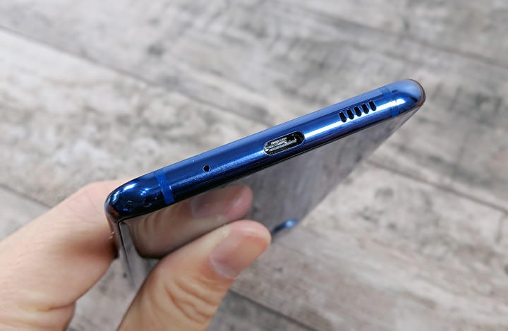 圖:機身底部為麥克風、USB Type C 埠與揚聲器孔,是的,你沒看錯,3.5mm 的耳機麥克風孔被取消掉了。 圖:機身底部為麥克風、USB Type C 埠與揚聲器孔,是的,你沒看錯,3.5mm 的耳機麥克風孔被取消掉了。
