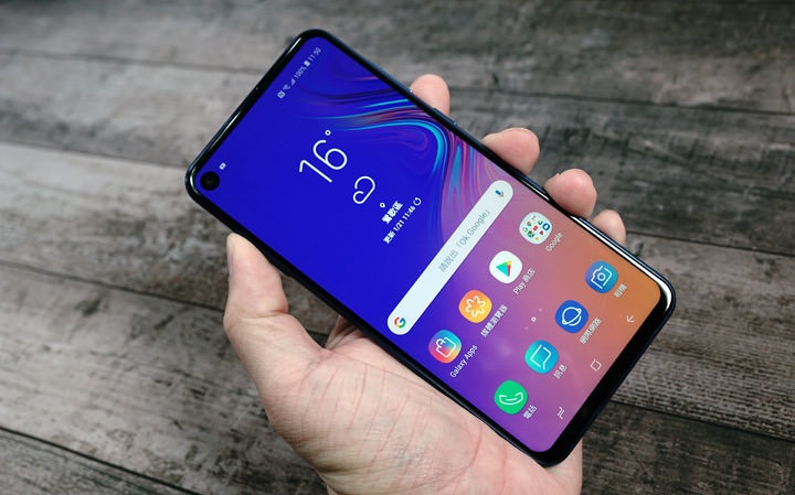 圖:透過「O 極限全螢幕」實現更高螢幕佔比的 Galaxy A8s,在享受大螢幕的同時,也能擁有最完全的單手操作體驗。 圖:透過「O 極限全螢幕」實現更高螢幕佔比的 Galaxy A8s,在享受大螢幕的同時,也能擁有最完全的單手操作體驗。