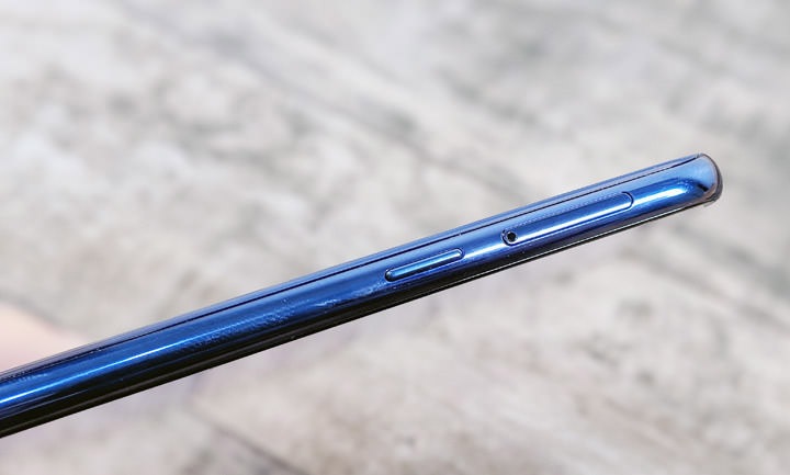 圖:機身左側為 4G + 4G 雙 nano SIM 卡槽與 Bixby 鍵,值得一提的是,Galaxy A8s 也是 Galaxy A 系列首款具備 Bixby Vision 語音助理的功能,而非只有 Bixby Home 與 Bixby Vision 的功能而已哦! 圖:機身左側為 4G + 4G 雙 nano SIM 卡槽與 Bixby 鍵,值得一提的是,Galaxy A8s 也是 Galaxy A 系列首款具備 Bixby Vision 語音助理的功能,而非只有 Bixby Home 與 Bixby Vision 的功能而已哦!