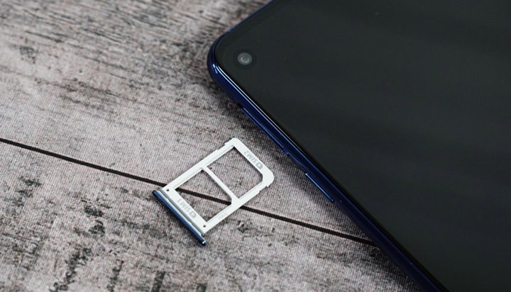 圖:雙 nano SIM 卡槽退出來的樣子,Galaxy A8s 和其他三星中階機不同,並沒有預留 microSD 卡槽可以擴充容量。 圖:雙 nano SIM 卡槽退出來的樣子,Galaxy A8s 和其他三星中階機不同,並沒有預留 microSD 卡槽可以擴充容量。