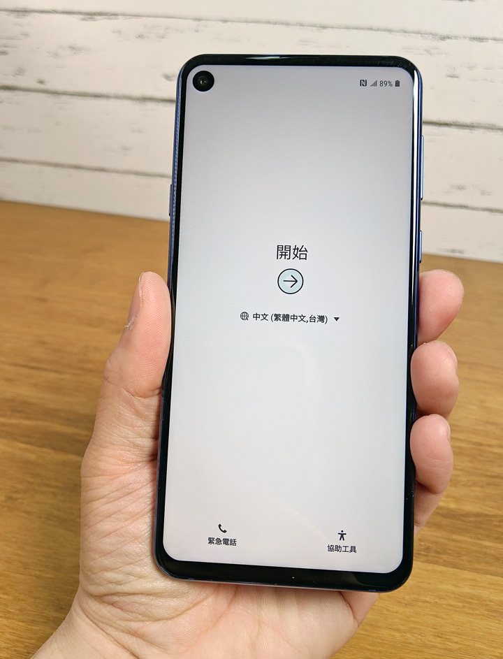 圖:若是在全白背景畫面下,Galaxy A8s 的 O 極限全螢幕的前鏡頭開孔就會變得比較明顯,也因為這款手機的螢幕開孔設計採「通孔」方式設計,因此在鏡頭旁會佔用較多的空間,不過這樣的好處是前鏡頭可以完整置入其中,鏡頭本體不會被螢幕液晶層阻隔,在拍照時進光量也會更充足。 圖:若是在全白背景畫面下,Galaxy A8s 的 O 極限全螢幕的前鏡頭開孔就會變得比較明顯,也因為這款手機的螢幕開孔設計採「通孔」方式設計,因此在鏡頭旁會佔用較多的空間,不過這樣的好處是前鏡頭可以完整置入其中,鏡頭本體不會被螢幕液晶層阻隔,在拍照時進光量也會更充足。