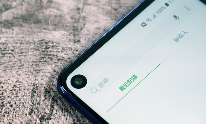 圖:仔細觀察鏡頭開孔的部位,可以發現到系統列有配合開孔的尺寸略為增寬,讓鏡頭開孔的部位不會遮擋到螢幕上的內容。 圖:仔細觀察鏡頭開孔的部位,可以發現到系統列有配合開孔的尺寸略為增寬,讓鏡頭開孔的部位不會遮擋到螢幕上的內容。