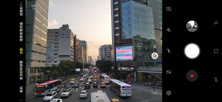 圖:Galaxy A8s 的相機介面和其他三星手機大同小異,最左側可看到滑動式的相機模式功能選單,右側則為拍照用的快門、錄影鈕與相簿功能,快門左側也有其他常用功能鈕與變焦切換鈕。 圖:Galaxy A8s 的相機介面和其他三星手機大同小異,最左側可看到滑動式的相機模式功能選單,右側則為拍照用的快門、錄影鈕與相簿功能,快門左側也有其他常用功能鈕與變焦切換鈕。